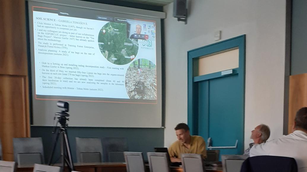 ASFORCLIC_H2020's tweet photo. Gabriela Tomasova @ldf_mendelu explained #teabagstudy established at University Forest Enterprise @MENDELUcz together with Markus Gorfer @AITtomorrow2day. The change of the synthetic tea bag to more eco-friendly shows tricky to the global litter decomposition study. @TeaBagIndex https://t.co/CSd0R9G14P