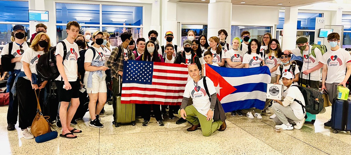 Estudiantes norteamericanos,sus padres y el profesor Carlos Lazo, viajan a Cuba para llevar más de dos toneladas de leche en polvo para hospitales pediátricos de la Isla. Gracias <a href="/medeabenjamin/">Medea Benjamin</a> Seguiremos construyendo #PuentesDeAmor Seguiremos exigiendo a #USA  #EliminaElBloqueo