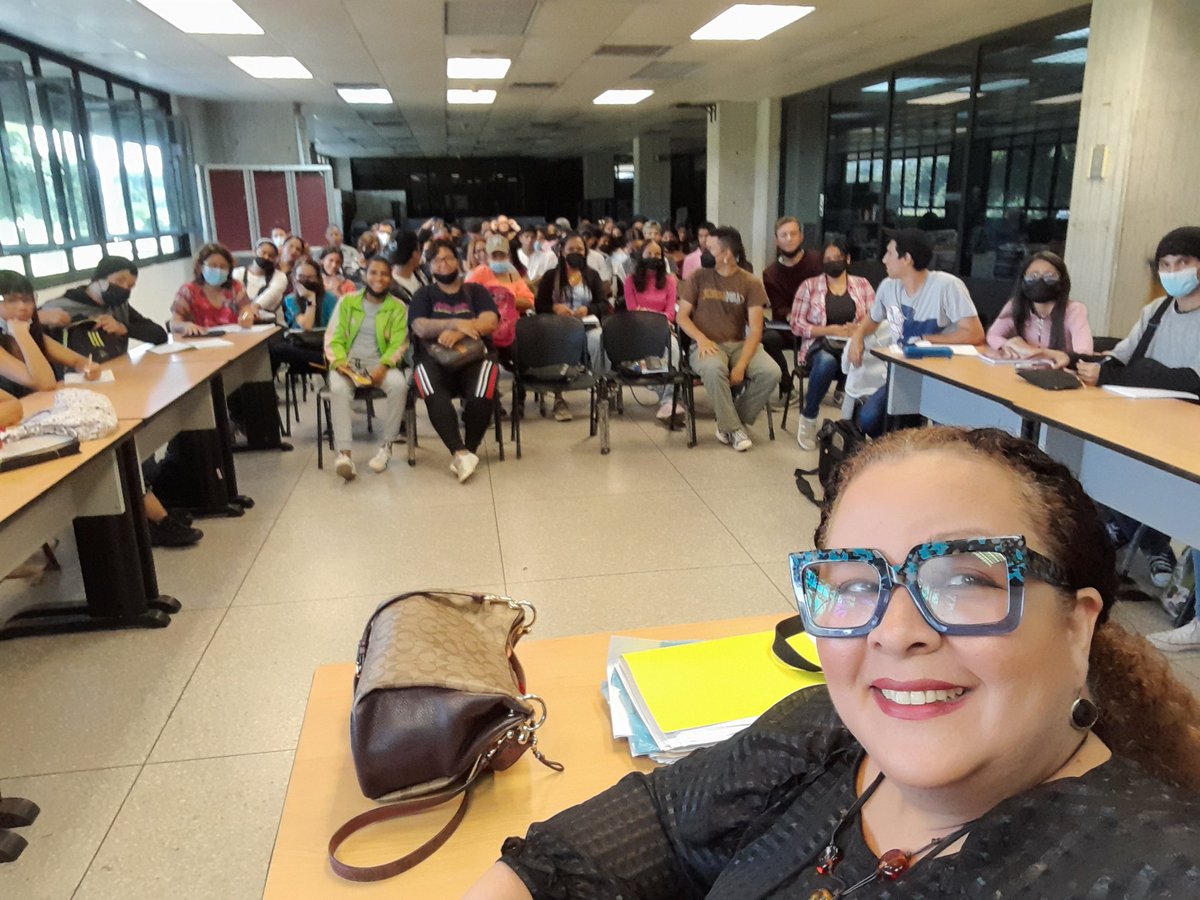 mcarcila's tweet photo. Ellos son los nuevos estudiantes, la esperanza del país, los futuros maestros, la luz de la Universidad... me emociona conocerlos, escucharlos y acompañarlos  en el logro de sus sueños académicos. Dios nos guíe queridos estudiantes @FaCE_UC @UCarabobo @ginoiddefranco https://t.co/IF3wHY2nPy