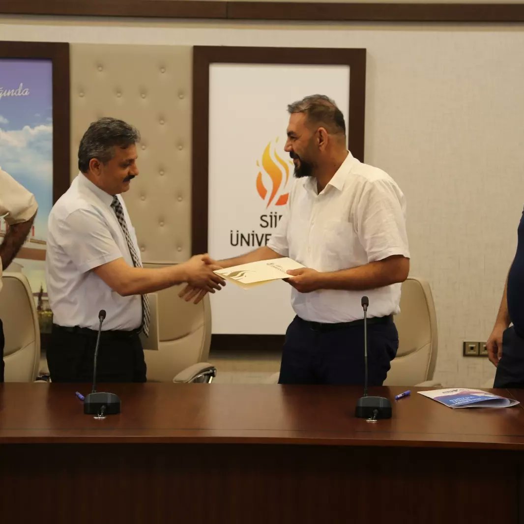 SiirtTes's tweet photo. Siirt Türk Eğitim-SEN ile Siirt Üniversitesi arasinda tezli/tezsiz yüksek lisans programlari için sendika üyelerine özel %15 indirim protokolü imzalandi. Hayırlı olsun... https://t.co/VTprx4SSir