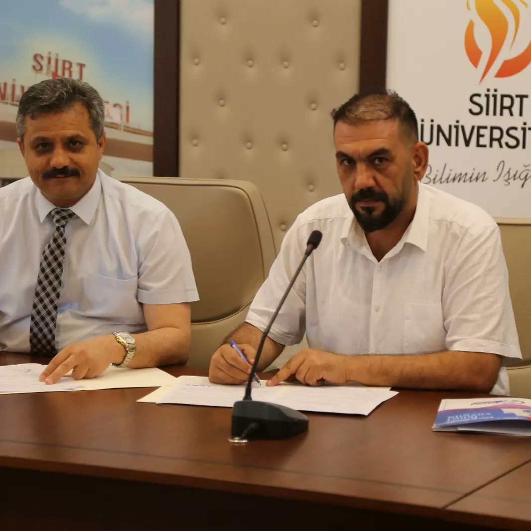 SiirtTes's tweet photo. Siirt Türk Eğitim-SEN ile Siirt Üniversitesi arasinda tezli/tezsiz yüksek lisans programlari için sendika üyelerine özel %15 indirim protokolü imzalandi. Hayırlı olsun... https://t.co/VTprx4SSir