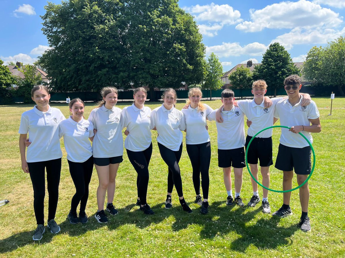 SelbyHighPE's tweet photo. Great to see our Sports Captains, helping out with our local feeder school @barwic_parade for their sports day #sportscaptain #sportsday #localprimary #community #workingtogether https://t.co/kMm2T7cdcQ