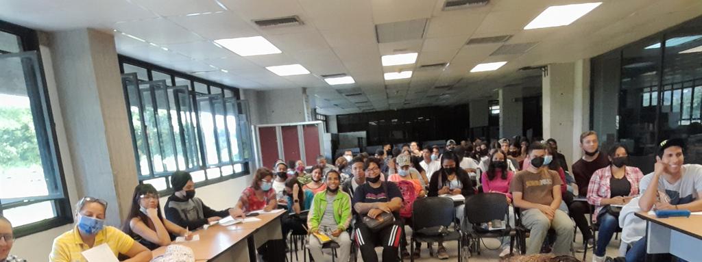 mcarcila's tweet photo. Ellos son los nuevos estudiantes, la esperanza del país, los futuros maestros, la luz de la Universidad... me emociona conocerlos, escucharlos y acompañarlos  en el logro de sus sueños académicos. Dios nos guíe queridos estudiantes @FaCE_UC @UCarabobo @ginoiddefranco https://t.co/IF3wHY2nPy