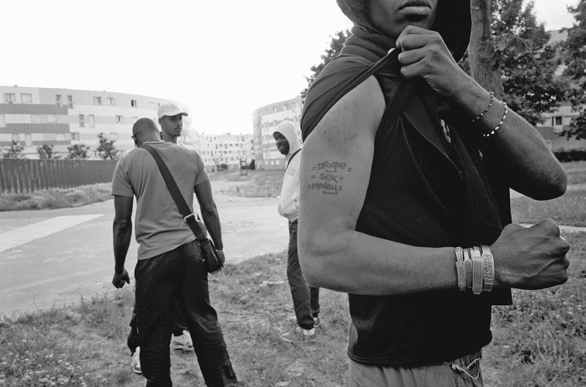 Fisheyelemag's tweet photo. Avec la sortie d’une nouvelle version de #GangsStory, parue aux éditions @LaManufDeLivres, #YanMorvan et #Kizo reviennent sur 50 ans d’histoire des bandes parisiennes.
Une plongée sans concession dans un demi-siècle d’underground : https://t.co/1jFUsBrnK5 https://t.co/z5zFs7NXdM