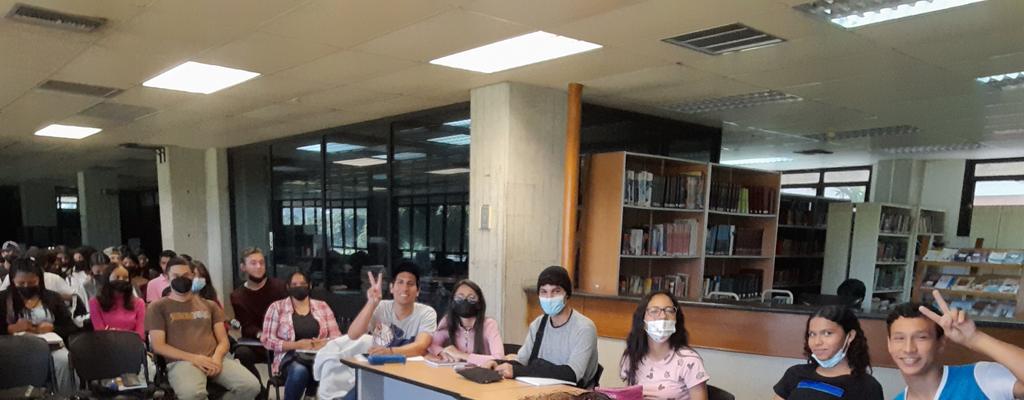 mcarcila's tweet photo. Ellos son los nuevos estudiantes, la esperanza del país, los futuros maestros, la luz de la Universidad... me emociona conocerlos, escucharlos y acompañarlos  en el logro de sus sueños académicos. Dios nos guíe queridos estudiantes @FaCE_UC @UCarabobo @ginoiddefranco https://t.co/IF3wHY2nPy
