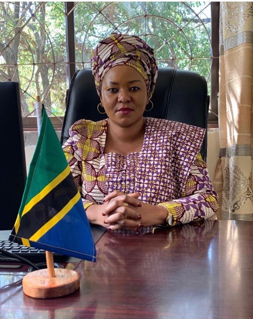 fatmakange's tweet photo. #Womeninpolitics
#Tanzaniawomenwholead
Ms. Tano Mwera
District Commissioner
#Kalambo. #Rukwa
#Tanzania #peaceful
#branding
#WomenSupportingWomen
#womenempowerment
#women
#Royaltourtanzania https://t.co/kN4B7FZL0j