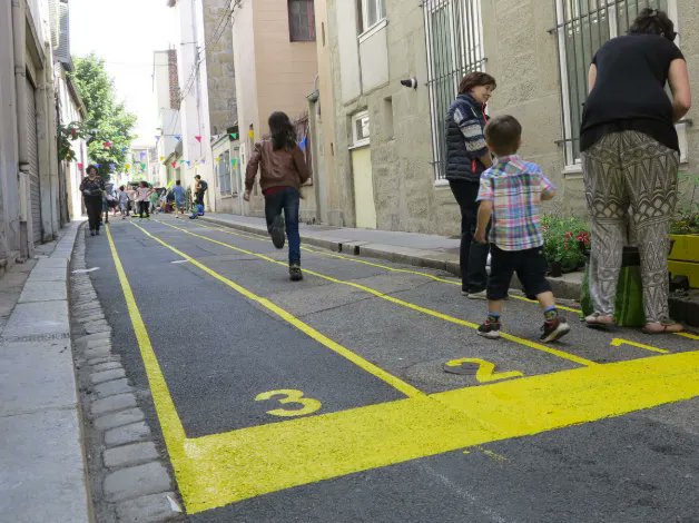 Le design actif en action, ça ressemble à quoi ?
↪️ La ville de <a href="/saint_etienne_/">Ville Saint-Étienne</a>, capitale design UNESCO a également lancé des démarches de #designactif : le projet banc d'essai, le mobilier urbain, des installations ludiques et sportives, ou encore la boucle verte. 🏃‍♂️🌿