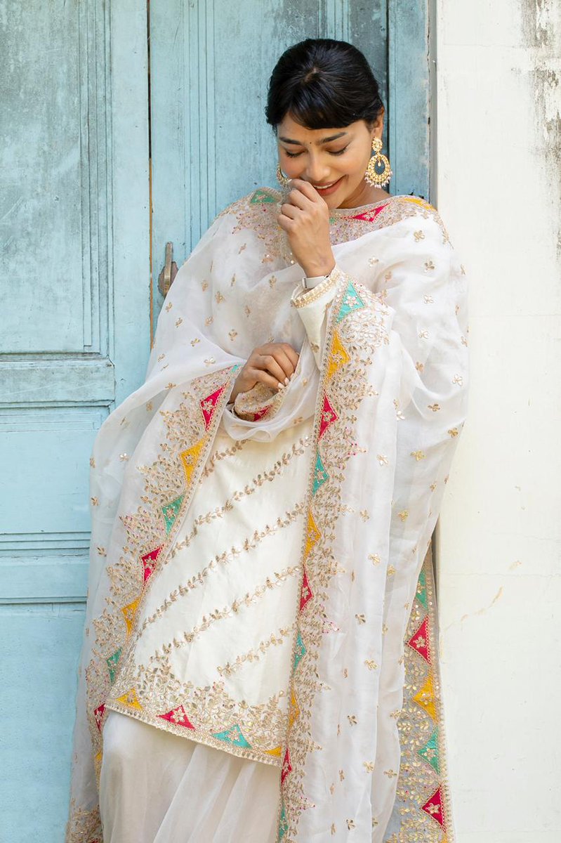 MoviegoerMovie's tweet photo. Simple Salwar and our Simpler #Aishu spreads elegant vibes with her cute smile in her latest photoshoot

Shot by @kiransaphoto 

@thanga18 @teamaimpr https://t.co/cs0LWqr4Eo