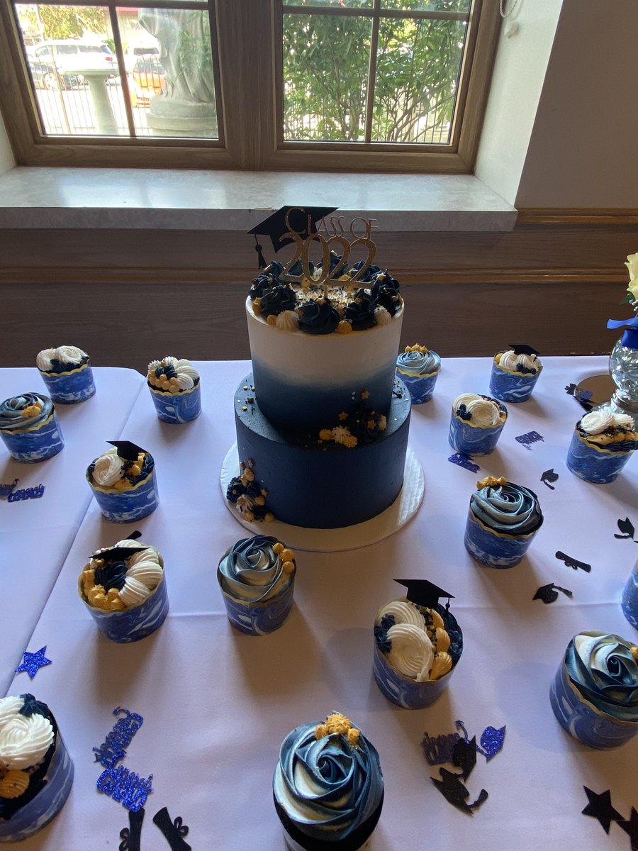 MrsNedelkovski's tweet photo. Great night celebrating awesome students!! Congratulations Class of 2022!! @PEPanthers @WinneyKelly https://t.co/c7voUpiRk3