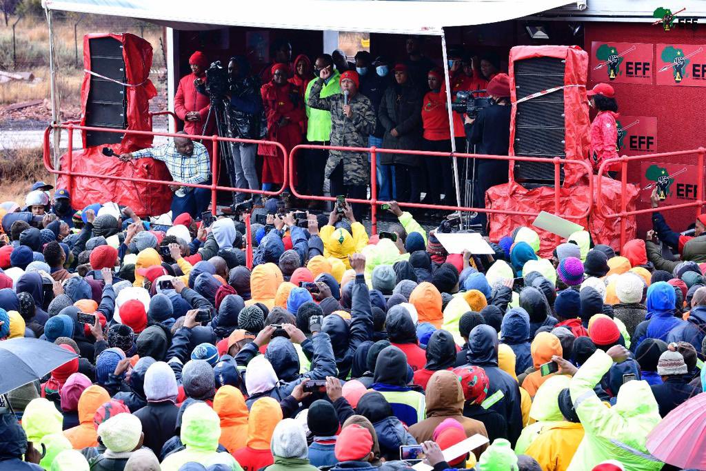 EFFSouthAfrica's tweet photo. ♦️In Pictures♦️
CIC @Julius_S_Malema addressing the #EFFMarchForJobs outside Kumba Iron Ore, in Kathu, Northern Cape
“without these workers, we are nothing. That is why they must be shown respect.” -CIC @Julius_S_Malema https://t.co/yqbAHW4Ad1