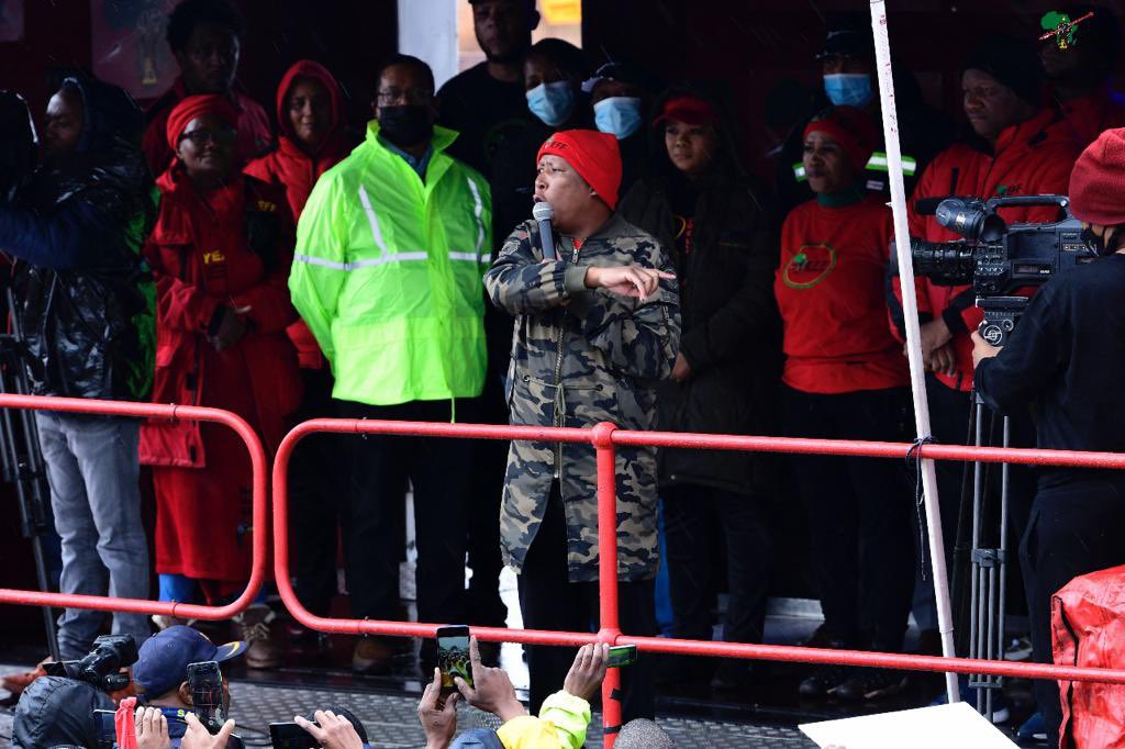 EFFSouthAfrica's tweet photo. ♦️In Pictures♦️
CIC @Julius_S_Malema addressing the #EFFMarchForJobs outside Kumba Iron Ore, in Kathu, Northern Cape
“without these workers, we are nothing. That is why they must be shown respect.” -CIC @Julius_S_Malema https://t.co/yqbAHW4Ad1
