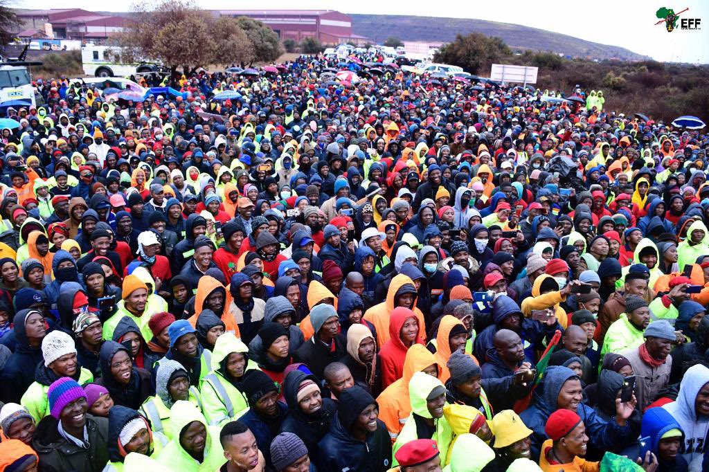 EFFSouthAfrica's tweet photo. ♦️In Pictures♦️
CIC @Julius_S_Malema addressing the #EFFMarchForJobs outside Kumba Iron Ore, in Kathu, Northern Cape
“without these workers, we are nothing. That is why they must be shown respect.” -CIC @Julius_S_Malema https://t.co/yqbAHW4Ad1