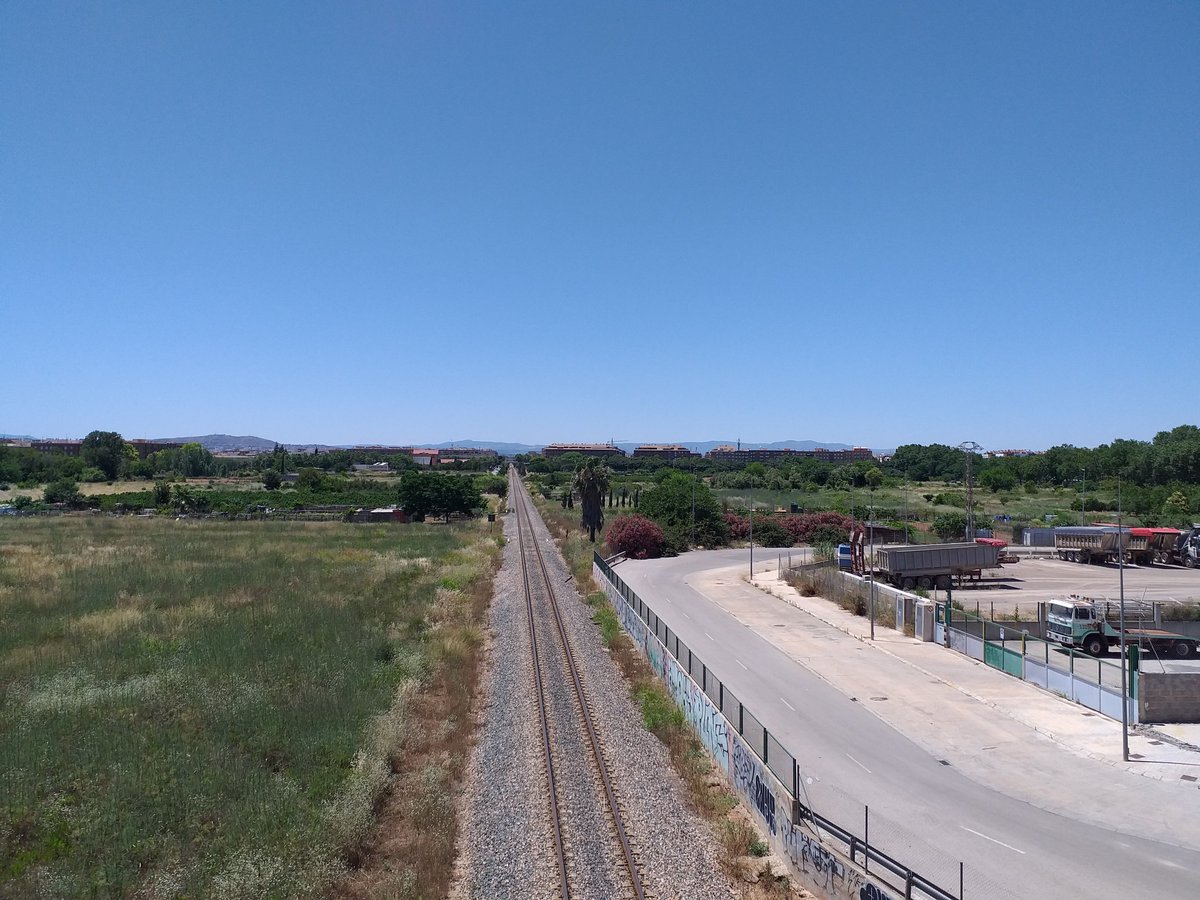 pacoguillem's tweet photo. Cel clar amb vent de ponent. Via del tren cap a #Aldaia, a l'esquerra un poc del terme d'#Alaquàs, tots #caneus @xurxosanz
Al fons, la Serra de Xiva 
#altreballenbici
@apuntoratge https://t.co/ZeYjnTZjJu