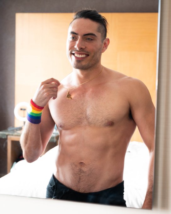 Los accesorios @andrewchristian en nuestro siguiente portafolio de julio. Ya listos para la #MarchaDelOrgullo