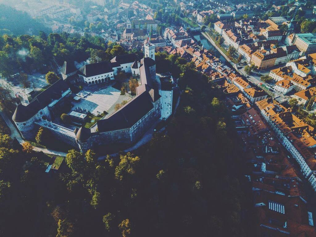 ecksplorer1's tweet photo. Another drone shot of Ljubljanski Grad during my stay in the Slovenian capital. I loved how the morning mist gave it a mysterious vibe.
.
.
.
.
.
#ecksplorer #cktheexplorer #slovenia #slovenialovers #visitslovenia #slovenija #igslovenia #ifeelslovenia #… https://t.co/bfztxKY4t7 https://t.co/CtBPq78XDW