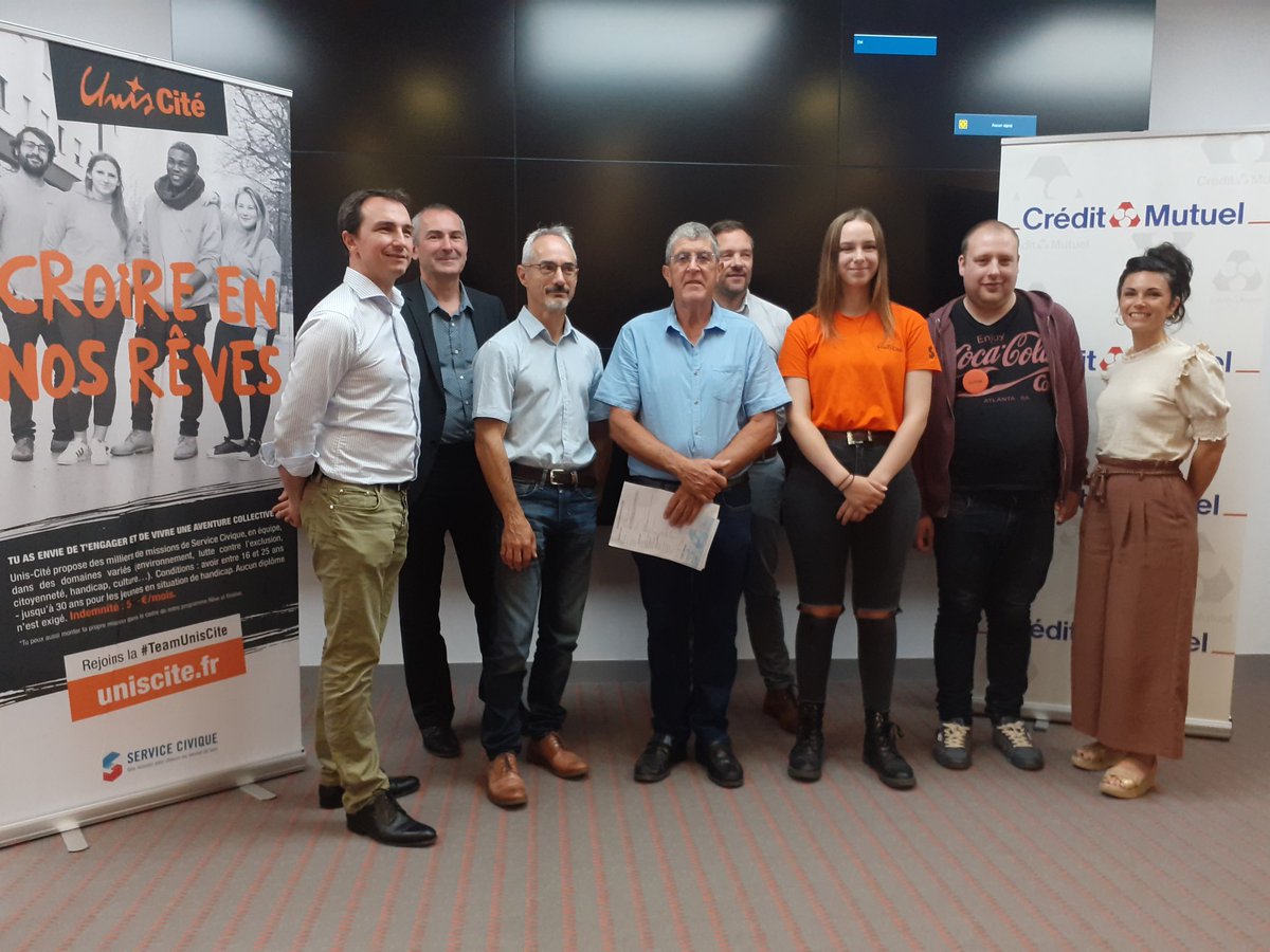Remise de chèques par <a href="/CMMABN/">Crédit Mutuel de Maine-Anjou et Basse-Normandie</a> 
aux volontaires @uniscite. Un soutien financier de l asso depuis plus de cinq ans mais aussi des rencontres riches, des mises en relation avec d autres assos ou entreprises du territoire <a href="/Laval_la_Ville/">Laval la Ville</a>