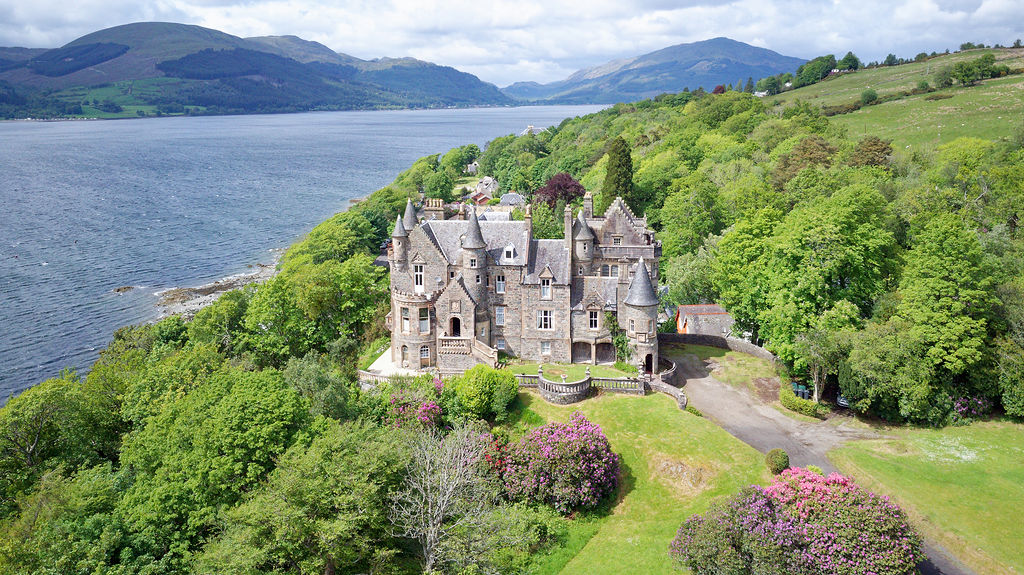 struttsscotland's tweet photo. We have another breathtaking #new #listing in Knockderry Castle, a Category A Listed #Baronial #Castle overlooking #LochLong. Take a look: https://t.co/FQIJ4eAFud
#Castle #ForSale #Scotland #breathtaking #Opportunity #WestCoastScotland https://t.co/jA808ykVlr