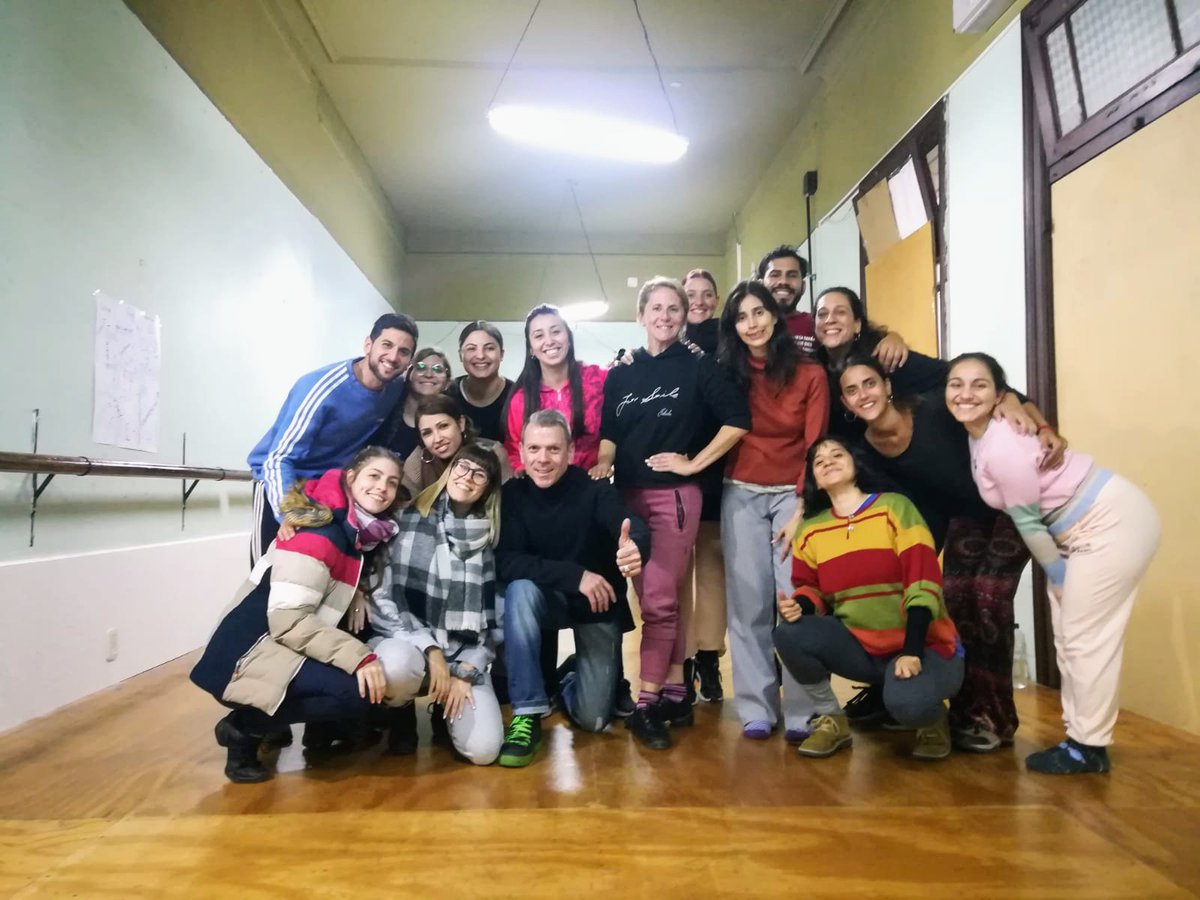 ALEJANDROFIGLIO's tweet photo. Alumnos del I S P D Isabel Taboga, en Rosario, después de su clase de Canyengue.
#tango
#rosario
#tangoclass
#canyengue https://t.co/fxgCjpN4FB
