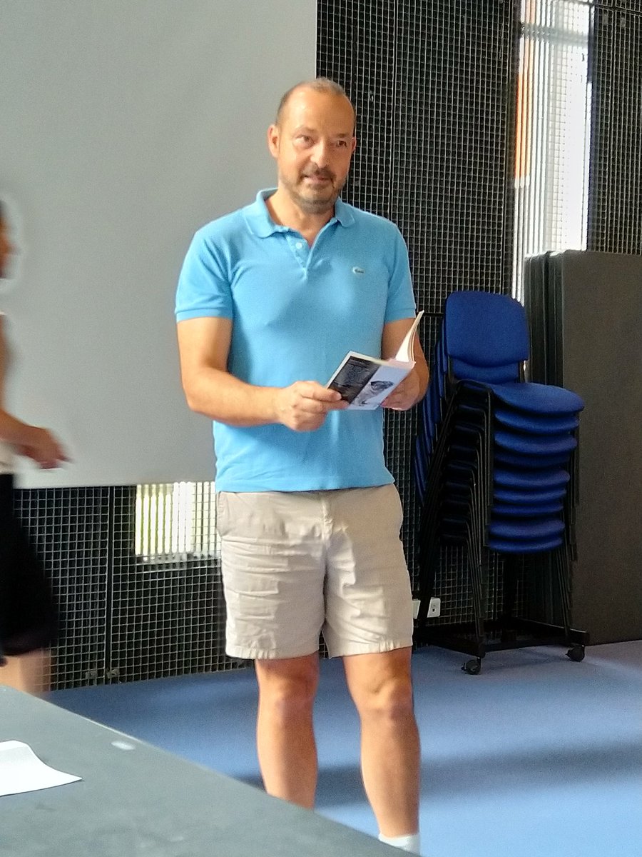 ManouryN's tweet photo. Lecture d'un extrait du chien de Mme Halberstadt par son auteur, @stephanecarlier en résidence à @MouansSartoux . Un beau moment d'oralité.... https://t.co/c1m31KzLwi