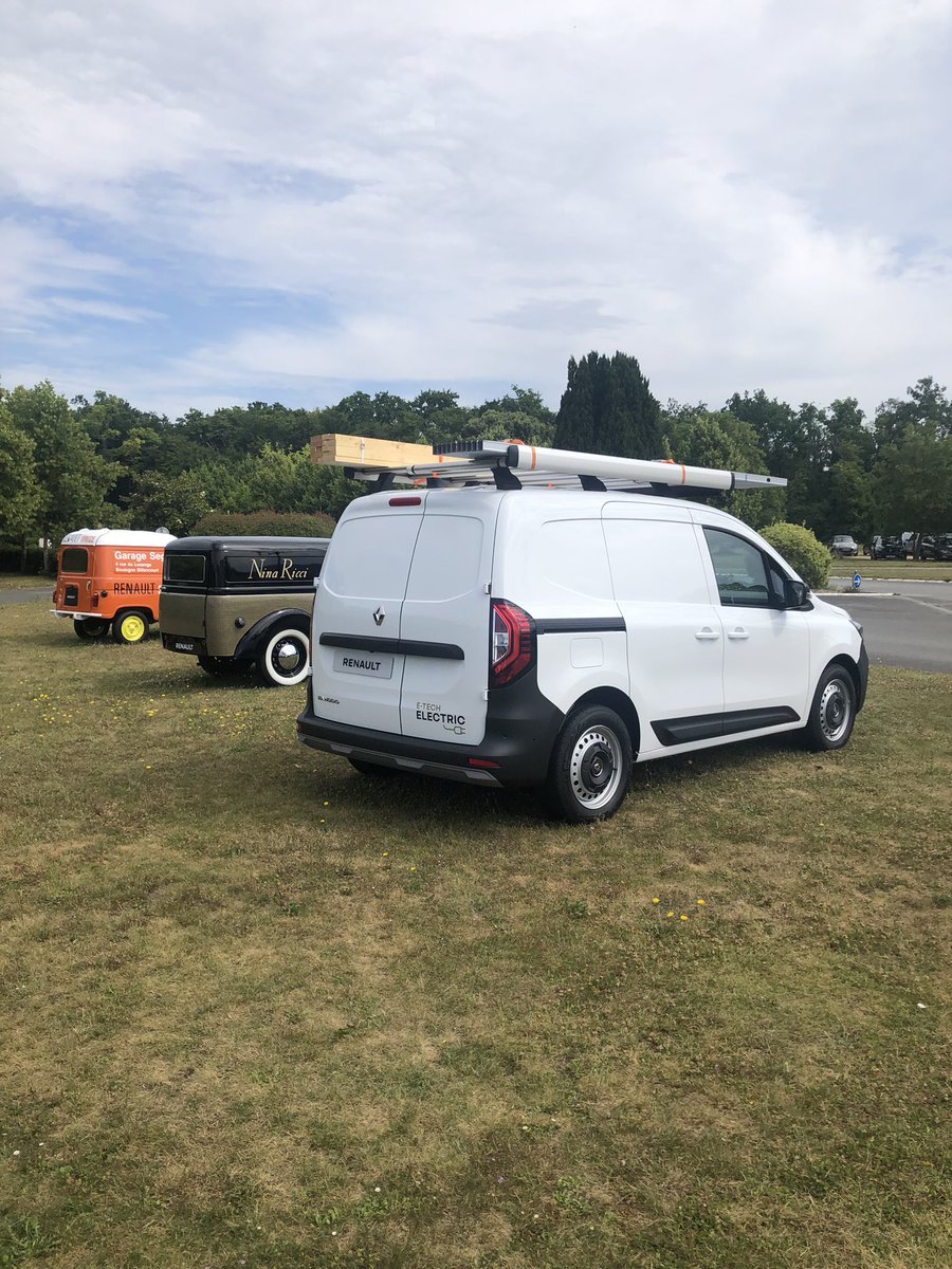 jgarnacho's tweet photo. Hoy ya hemos conducido el nuevo @renault_esp Kangoo eléctrico. Hasta 300 km de autonomía promete y un sinfín de prácticas soluciones para profesionales. De momento solo versión Van (a final de año llega el Combi) y tarifas que parten de 40.000 euros sin ayudas. @PrensaRENAULT https://t.co/SY4GUliH7G