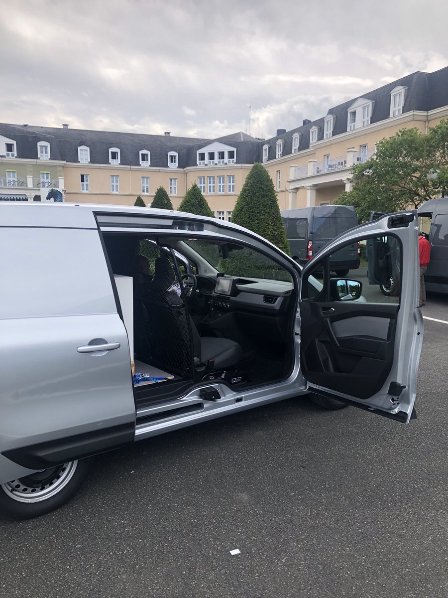 jgarnacho's tweet photo. Hoy ya hemos conducido el nuevo @renault_esp Kangoo eléctrico. Hasta 300 km de autonomía promete y un sinfín de prácticas soluciones para profesionales. De momento solo versión Van (a final de año llega el Combi) y tarifas que parten de 40.000 euros sin ayudas. @PrensaRENAULT https://t.co/SY4GUliH7G