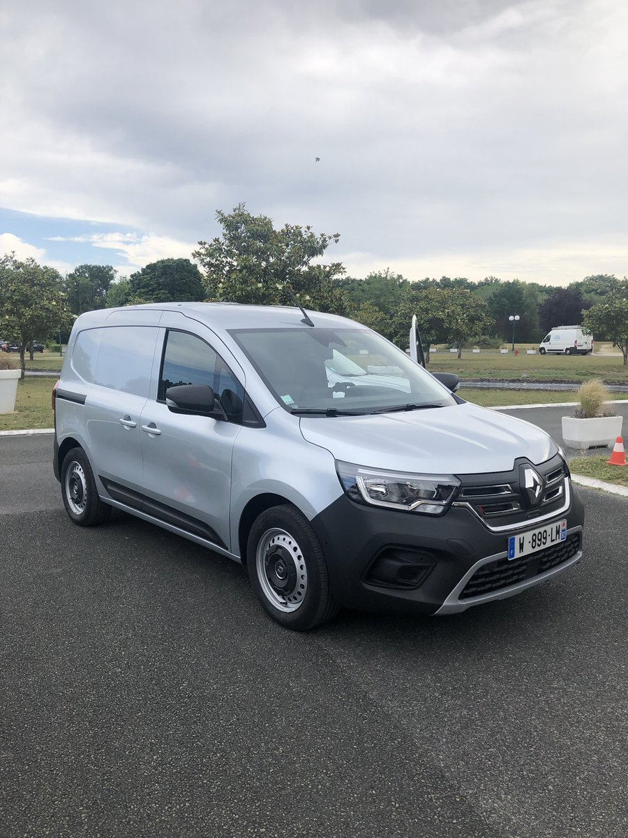jgarnacho's tweet photo. Hoy ya hemos conducido el nuevo @renault_esp Kangoo eléctrico. Hasta 300 km de autonomía promete y un sinfín de prácticas soluciones para profesionales. De momento solo versión Van (a final de año llega el Combi) y tarifas que parten de 40.000 euros sin ayudas. @PrensaRENAULT https://t.co/SY4GUliH7G
