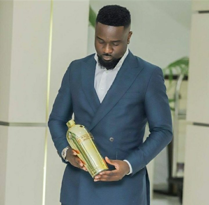 mrjhoes's tweet photo. Opana eye red for award wey Dr UN give am feeding bottle @sarkodie no yawa carry give Titi #dr_un #Trending https://t.co/Dw8WXYemVj
