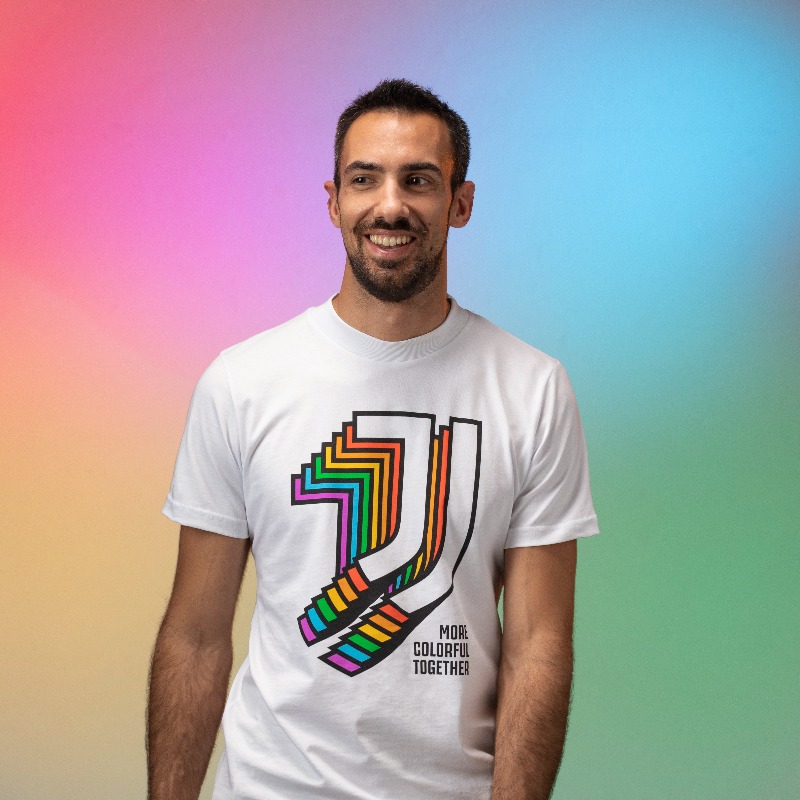 juventusfcpt's tweet photo. Neste ano, as nossas icônicas riscas pretas e brancas misturam-se com as cores do arco-íris para criar um uniforme exclusivo e uma seleção de patches para ser #MoreColorfulTogether. Tanto em campo quanto na vida ⚪⚫🏳️‍🌈

 #DifferencesMaketheDifference