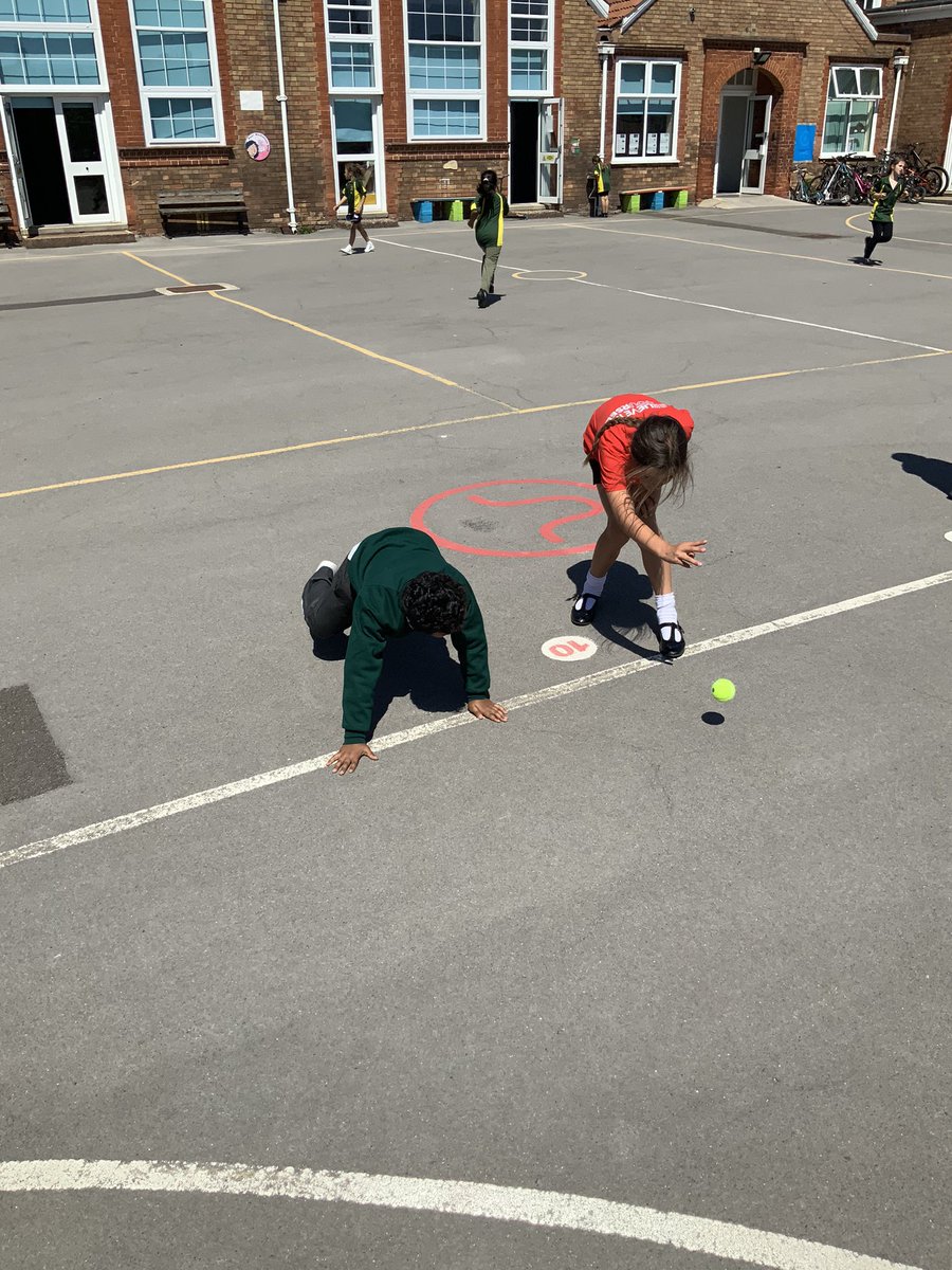 Some great teamwork on show as we worked on our fitness and hand-eye coordination in PE this morning! 🤩🥵 We thought about how we could make easier challenges a little harder, by changing starting positions, movements, or type of pass 😮‍💨