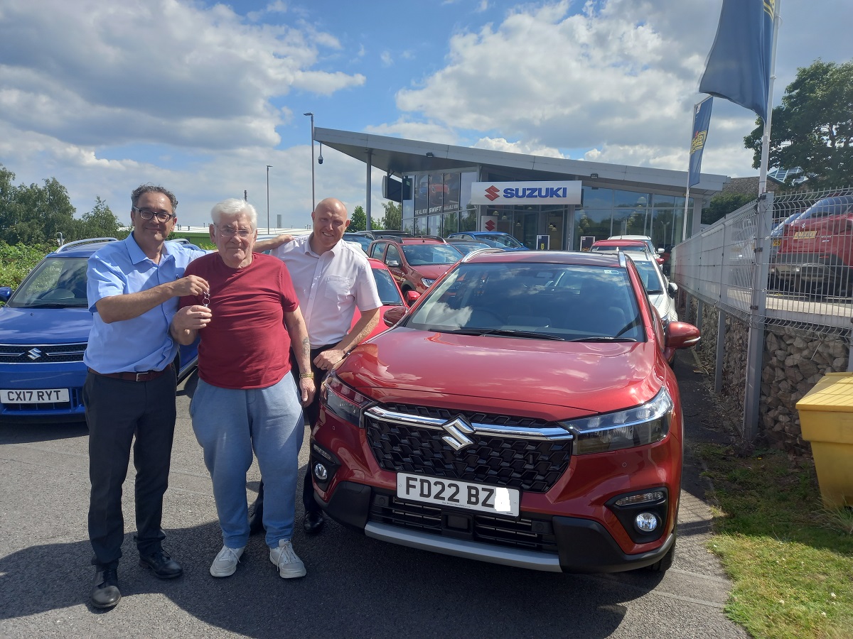 RonBrooksGroup's tweet photo. Here's Mr Bentley collecting his New Suzuki SX4 S-Cross All Grip from Rob at our Suzuki dealership.
Thank you & Happy motoring!
#suzuki #sx4scross #mansfield #handoverday #customerservice https://t.co/9yxi5Cz43e