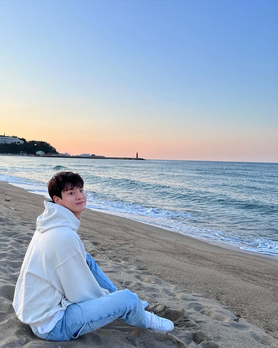 DearMoonSuInn's tweet photo. Moon! you look so small >< https://t.co/5YpCfJ1Srz