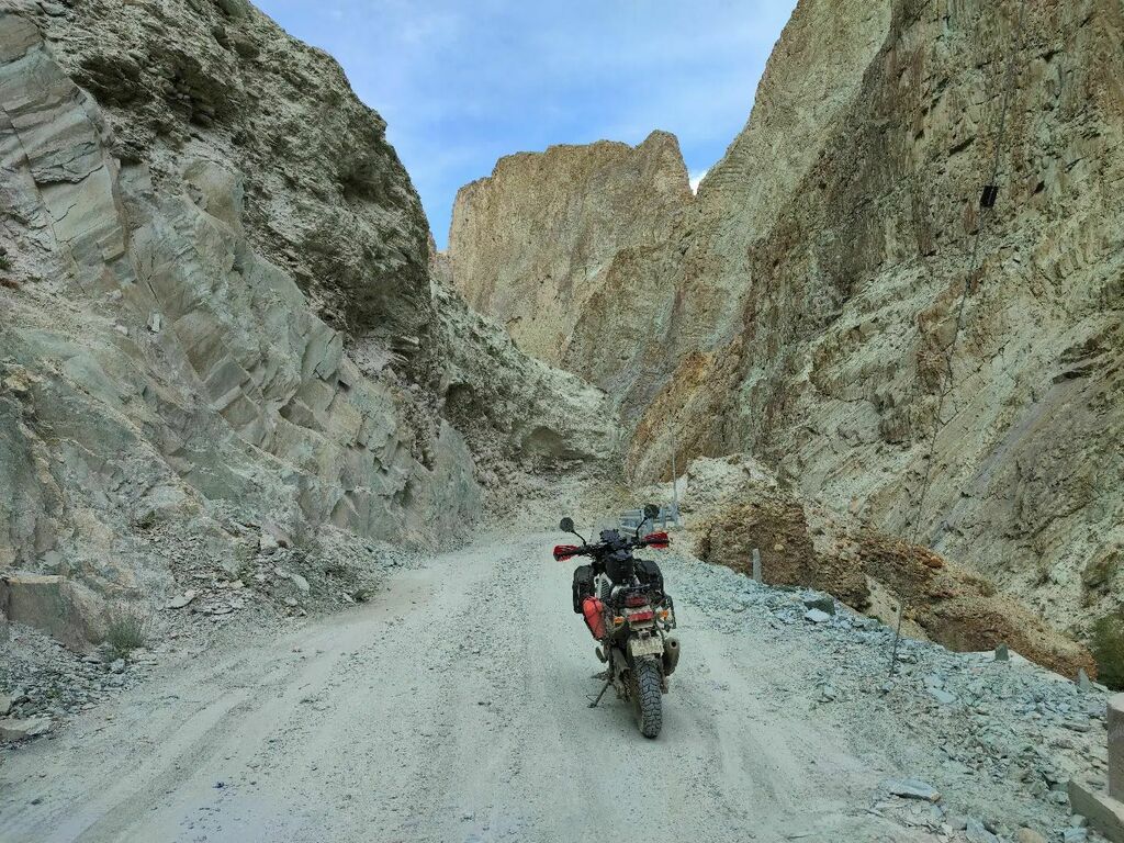leavetheroad's tweet photo. Rode through uncharted territories today. Yes, I'm still in India.
#LeaveTheRoad #UnRoad #offroadtrails #offroading #zanskar #RidePure #PureMotorcycling #FriendsWhoRide https://t.co/oCZLIHbk5R https://t.co/pNNZGeAtVp