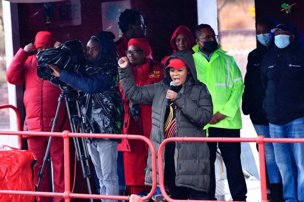 EFFSouthAfrica's tweet photo. ♦️In Pictures♦️
The EFF Leadership, National Chairperson @veronica_mente , Secretary General @DlaminiMarshall , Deputy Secretary General @mailola_poppy and Treasurer General @OmphileMaotwe at the #EFFMarchForJobs outside Kumba Iron Ore, in Kathu, Northern Cape https://t.co/eXv4TFuKf0