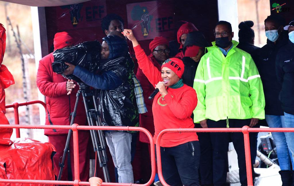 EFFSouthAfrica's tweet photo. ♦️In Pictures♦️
The EFF Leadership, National Chairperson @veronica_mente , Secretary General @DlaminiMarshall , Deputy Secretary General @mailola_poppy and Treasurer General @OmphileMaotwe at the #EFFMarchForJobs outside Kumba Iron Ore, in Kathu, Northern Cape https://t.co/eXv4TFuKf0