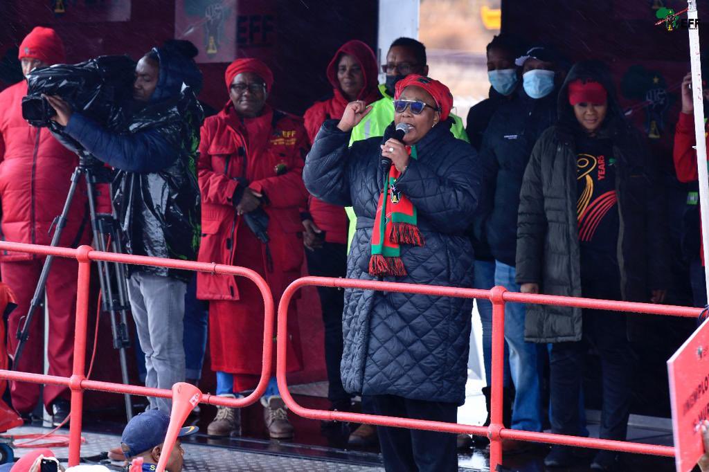 EFFSouthAfrica's tweet photo. ♦️In Pictures♦️
The EFF Leadership, National Chairperson @veronica_mente , Secretary General @DlaminiMarshall , Deputy Secretary General @mailola_poppy and Treasurer General @OmphileMaotwe at the #EFFMarchForJobs outside Kumba Iron Ore, in Kathu, Northern Cape https://t.co/eXv4TFuKf0