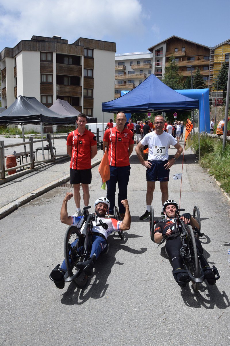 93eRAM's tweet image. La montée de l’Alpe d’Huez ne se raconte pas, elle se vit. Bravo aux centaines de participants qui ont affronté les 21 virages pour cette dixième édition aux profit des blessés de l’armée de Terre. De roc et de feu ! #93ram