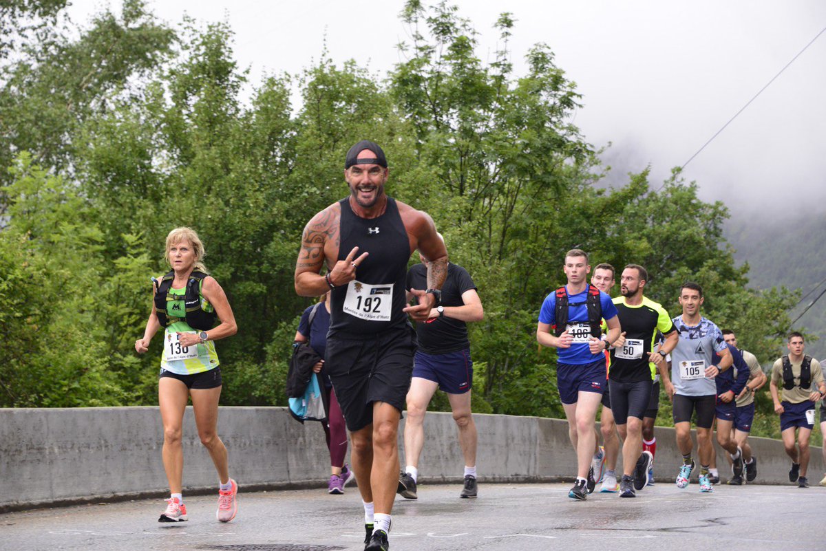 93eRAM's tweet image. La montée de l’Alpe d’Huez ne se raconte pas, elle se vit. Bravo aux centaines de participants qui ont affronté les 21 virages pour cette dixième édition aux profit des blessés de l’armée de Terre. De roc et de feu ! #93ram
