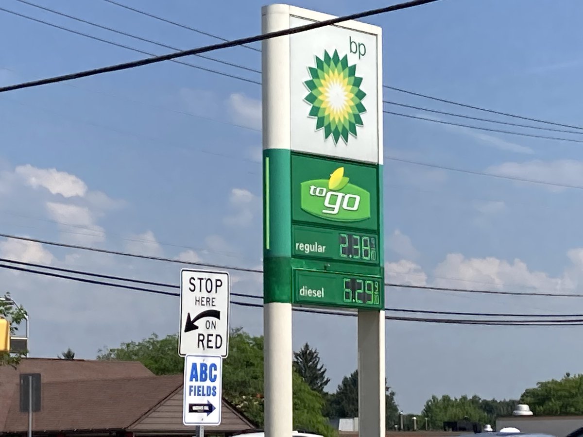 MaThomas_Trib's tweet photo. Check out the price of gas at the Lower Burrell BP for two hours. https://t.co/em6gvihWXv