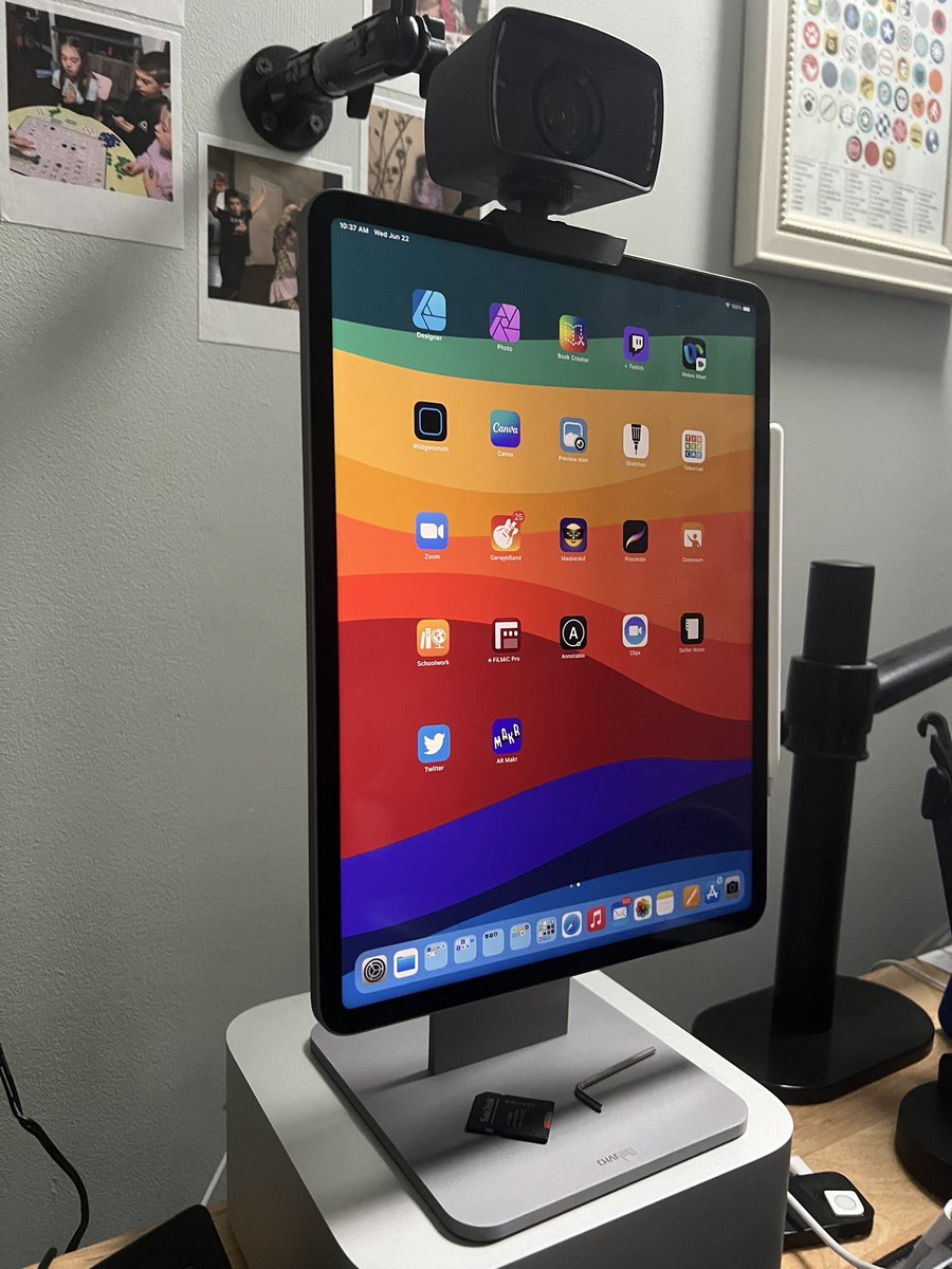 MarkoMarkolovic's tweet photo. The @CharJenPro #ipadpro stand is easily the best stand for universal control and being productive on the iPad. #AppleLearningCoach #appledu https://t.co/rMvyhYdk7m