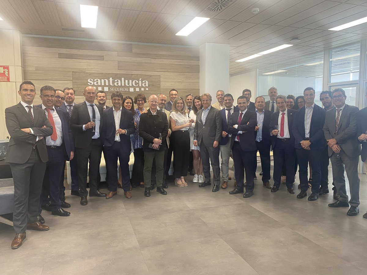 Acabamos de compartir con una representación de los equipos comerciales y agentes exclusivos de la dirección territorial centro la inauguración de las instalaciones territoriales <a href="/santalucia_seg/">Santalucía Seguros</a>  Un gran equipo preparado para los grandes retos 💯🔝 seguimos #construyendofuturo