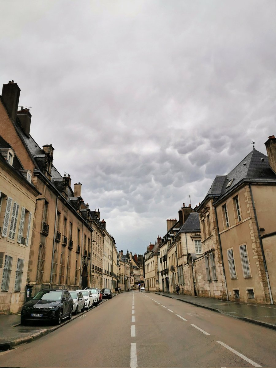 MarineClk's tweet photo. Les #nuages #mammouth sont toujours impressionnants ☁️☁️
#Climat #Dijon #orage @dijon @DijonMetropole_ @OrMeteo @Meteoalacarte https://t.co/x2Cq1jhA14