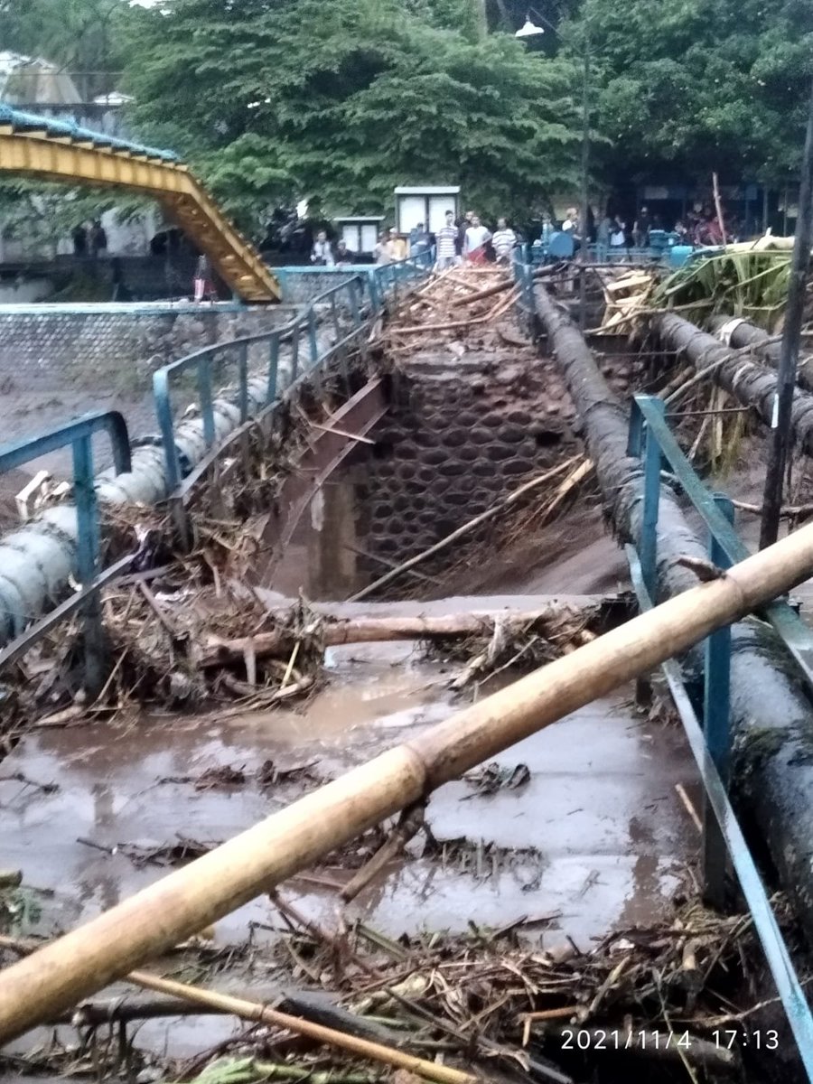 OyiThokWes's tweet photo. Kondisi jembatan belakang taman rekreasi sengkaling pasca banjir bandang.
@infomalang

PAS JEBOL         ll  WES APIK MANENG https://t.co/2BpTK7d3by