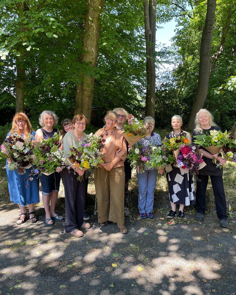 ClemsGardenHQ's tweet photo. Thanks @fionapicklesflr for your third morning of flower loveliness tutoring. kindly donating your time, set aside in your busy schedule.
Lots of very happy, confidence grown participants this morning. Xx #kindnessmatters #flowerworkshop #confidence #lindley #huddersfield #ace https://t.co/aq6gPcu3dH