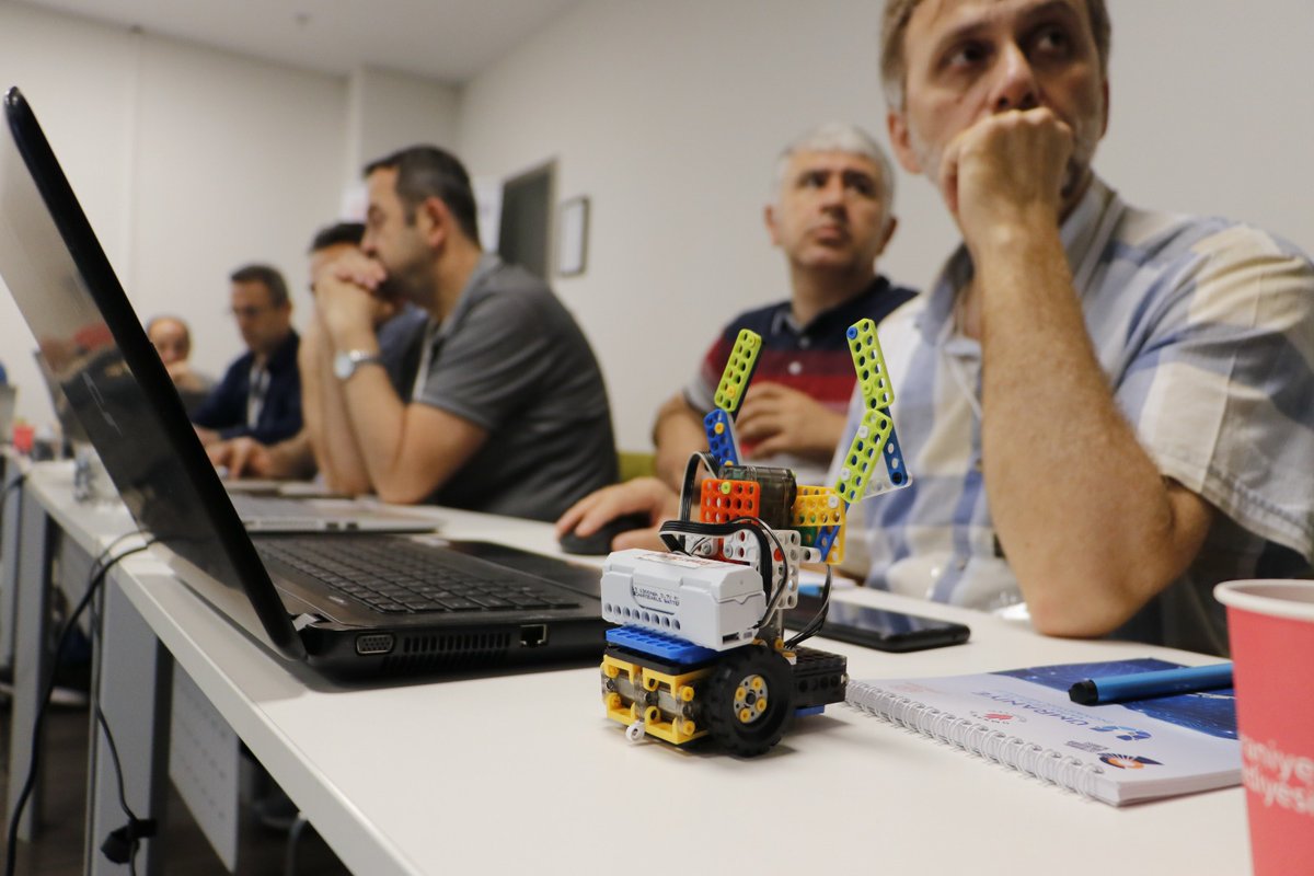 Ümraniye Yapay Zeka ve İnovasyon Merkezi projesi için Robotik ve Kodlama Eğitimi'nin 2. gününde, katılımcılarla ROBOTIS DREAM II robotları ile koşul ifadelerini kullanmayı öğrendik. #ümraniyebeltr #istka #robotis #zmorph #robotsepeti #gilbo