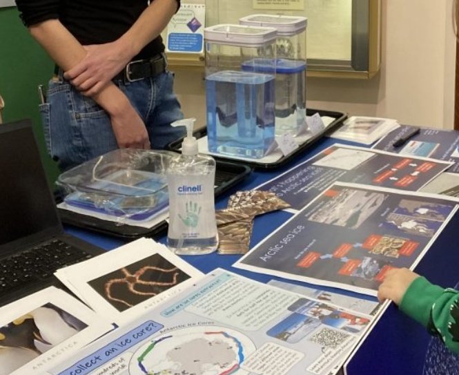 'Planet Earth is feeling unwell...' 🌍🤒
Back in April, a fab group of students from the @CamESS_CCLEAR programme brought their environmental & climate research to the Museum for #EarthDay 
Read about #EarthClinic and how we hope to make it an annual event
museums.cam.ac.uk/blog/2022/06/1…