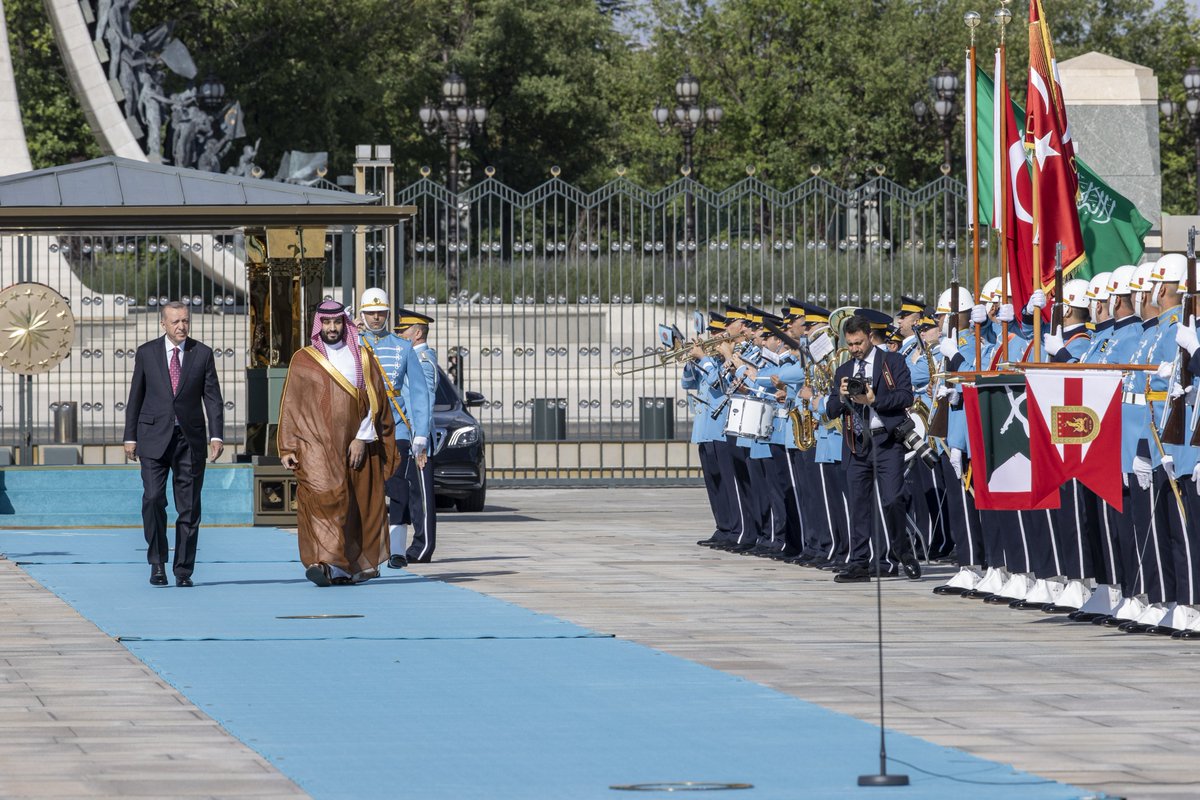 Akparti's tweet photo. Cumhurbaşkanımız Recep Tayyip Erdoğan, Türkiye'ye resmi ziyarette bulunan Suudi Arabistan Veliaht Prensi Muhammed bin Selman'ı Cumhurbaşkanlığı Külliyesi’nde resmi törenle karşıladı. https://t.co/anFl9y0cck