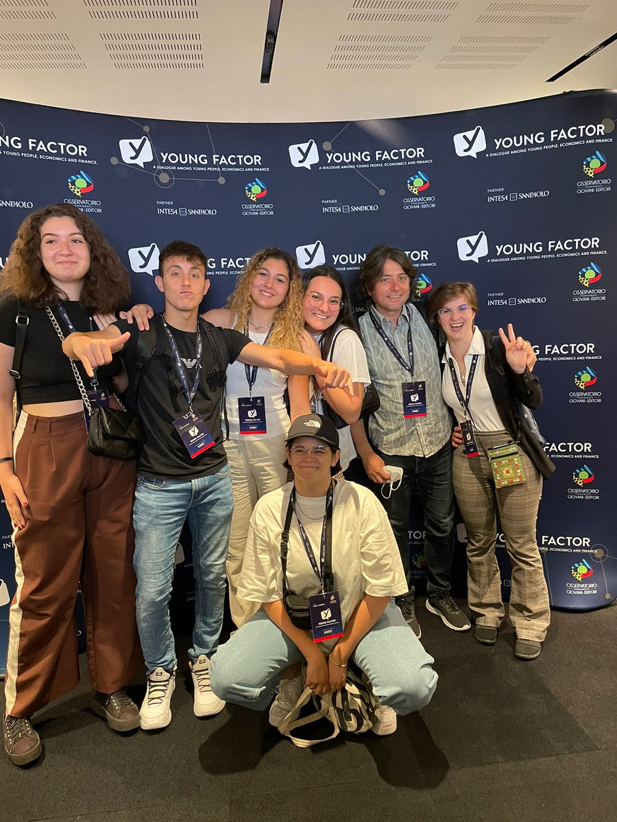 ItalyinSpain's tweet photo. Sei studenti del liceo della Scuola Statale Italiana di #Madrid, in trasferta a #Milano, hanno partecipato, con il docente accompagnatore Rafa Sánchez Sesa, a Young Factor, un dialogo tra giovani, economia e finanza. 👏👏🇮🇹🇪🇦👏👏
#youngfactor #YoungFactorMilano #italia #españa https://t.co/4J4S1WbBL1