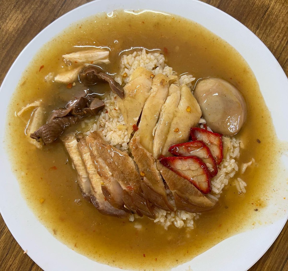 simkuihian's tweet photo. Working lunch with #TeamDrSim @ Nam Kwong Kopitiam. 

Lunch time - famous for the curry 🍛 rice.  Unique as same stall facility, for breakfast, selling Kolo Mee (smart sharing and utilisation of facility by different hawkers 👍). 

Skh🐝 https://t.co/HAW8bNjigP