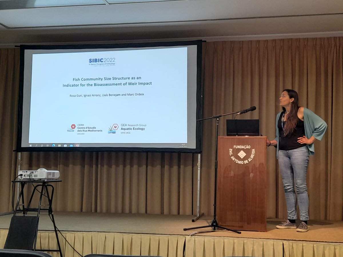 UVicAquatic's tweet photo. Rosa Gurí from @cerm_uvic and @UVicAquatic is showing results from #SizeEcoFun project with the communication: “Fish community size structure as indicator for bioassessment of weir’s impacts” #SIBIC2022 @sibic2022 @SIBICorg https://t.co/ggoarZgMl4