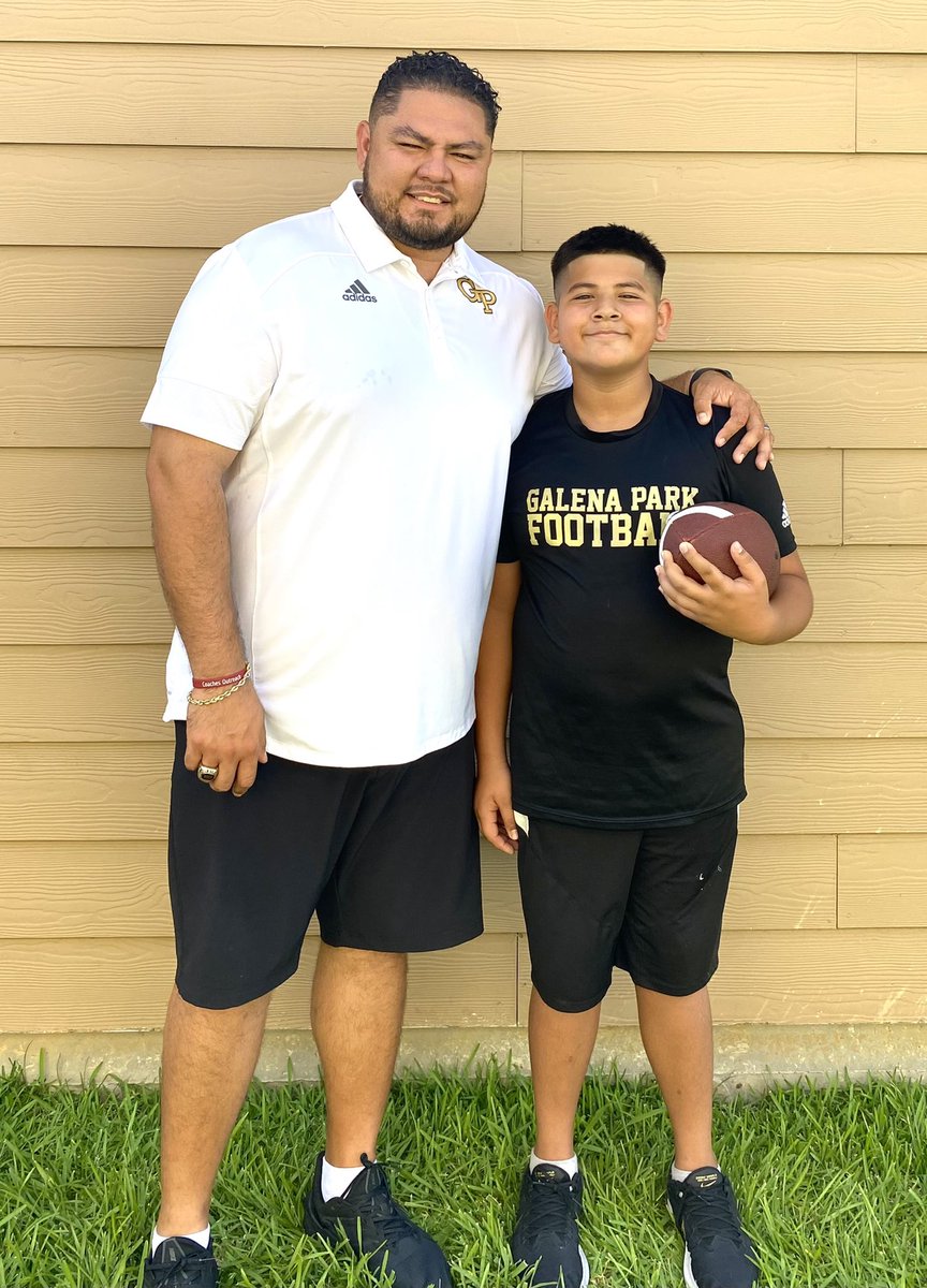 shyan_08's tweet photo. I love how excited my oldest is to start football at Galena Park Middle School :) Dad will be right next to him on the field and Iβll be a building over in my new ag building :) #Powerofthehive https://t.co/mUECkElx0T